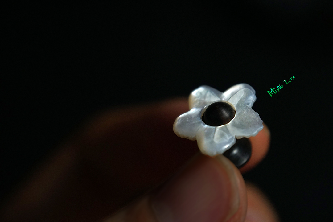 花のブローチ ブートニエール ラペルピン brooch boutonniere　螺鈿 白蝶貝 ハンドメイドアクセサリー