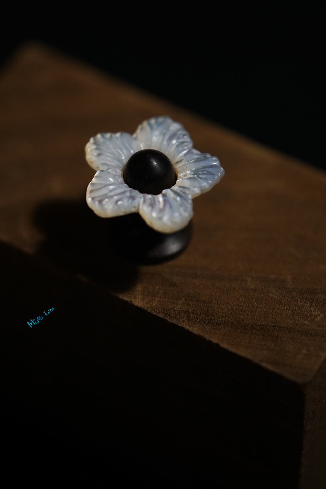 花のブローチ ブートニエール ラペルピン brooch boutonniere　螺鈿 白蝶貝 ハンドメイドアクセサリー